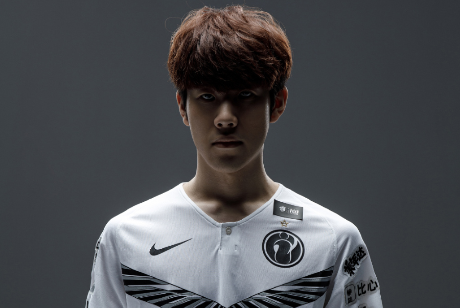 Bilibili Gaming 发布了与 LNG Esports 的比赛 VLOG：祝大家新年快乐！